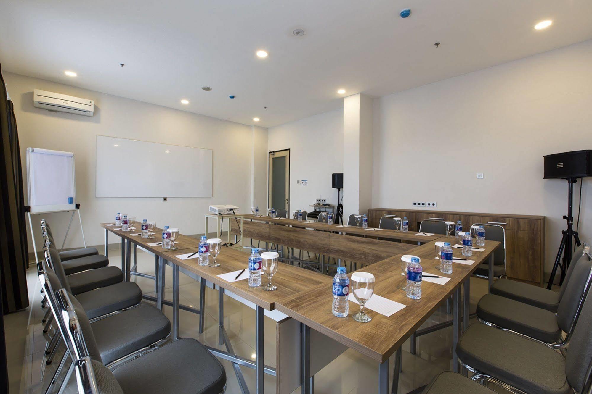 Sparks Odeon Sukabumi, Artotel Curated Extérieur photo